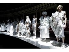中央圣马丁“白秀”闪耀2019英国时装协会时尚盛典